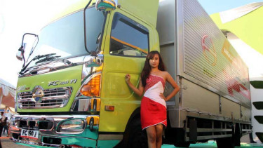 Parade Truk Baru di IIMS 2014