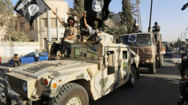 Parade militan ISIS di Raqqa, Suriah.