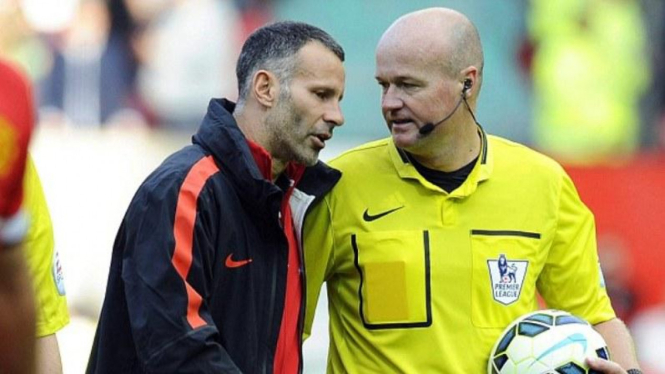 Ryan Giggs bersama wasit Lee Mason