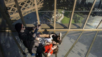 Tantangan Menyeramkan Pecinta Selfie di Menara Eiffel