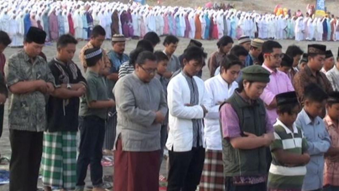 Salat Idul Adha di gumuk pasir