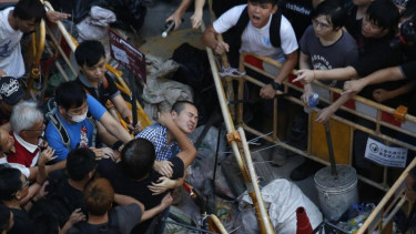 Massa tandingan menyerbu pemrotes pro-demokrasi Hong Kong, 4 Oktober.