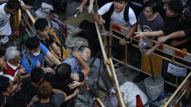 Massa tandingan menyerbu pemrotes pro-demokrasi Hong Kong, 4 Oktober.
