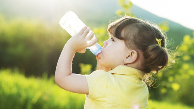 ilustrasi anak minum air
