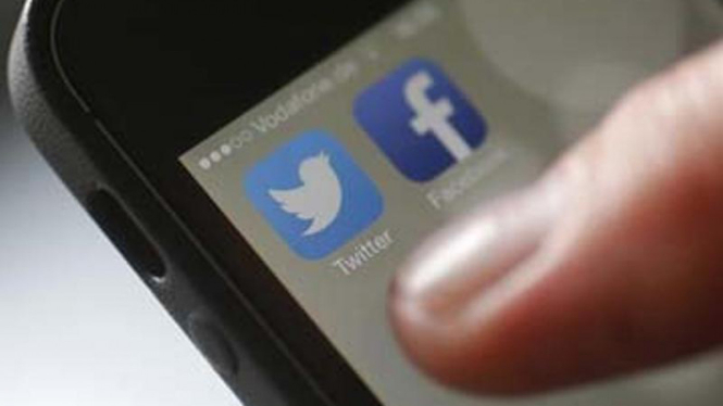 Aplikasi Twitter dan Facebook.