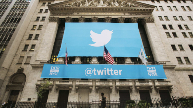 Spanduk logo Twitter di depan Bursa Efek New York