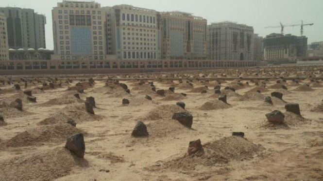 Kompleks Pemakaman Baqi di Madinah. Pemakaman Ma'la juga tidak bernisan, hanya dihiasi batu bercat putih.