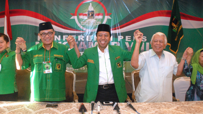 Ketua Umum PPP Romahurmuziy (tengah).