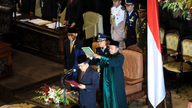 pengambilan sumpah jokowi dan JK oleh ketua MA