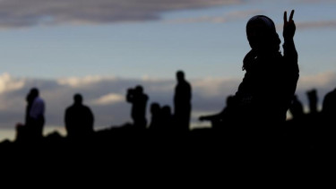 Pejuang Kurdi di Kobani memberi isyarat tangan tanda kemenangan, 19 Oktober.
