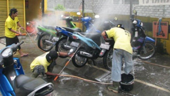 Cuci motor. Ilustrasi.