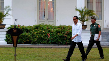 Presiden Jokowi berjalan diikuti ajudannya