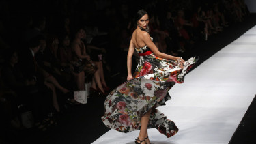 Model mengenakan busana rancangan Denny Wirawan