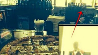 Seram, Hantu Rompi Merah Muncul di Sebuah Pub Tua