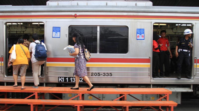 Penumpang kereta commuter line
