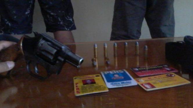 Dua Pria Mengaku Wartawan Diringkus Polisi karena Memiliki Senjata Api
