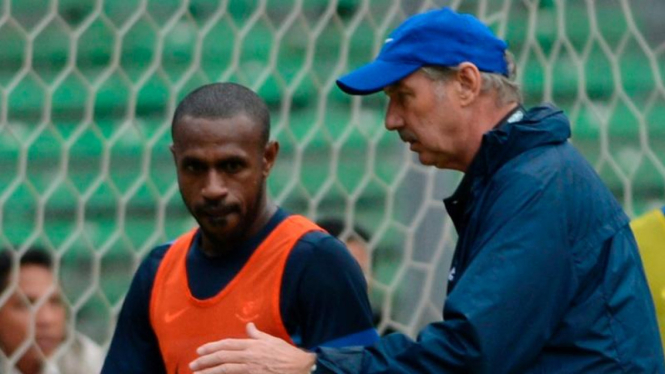 Pelatih Timnas Indonesia, Alfred Riedl, dan kapten tim Boaz Solossa.