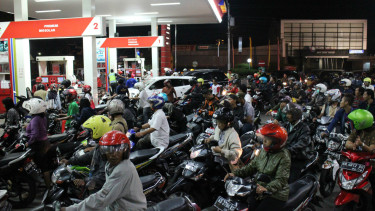 Antrean BBM di SPBU Solo