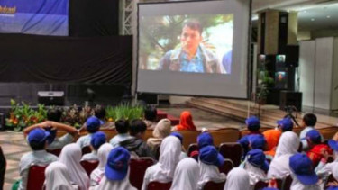 Menonton program tv.