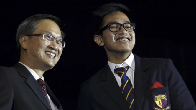 Putra Presiden Joko Widodo, Kaesang Pangarep menerima ijazah di ACS Singapura.
