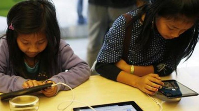 Anak-anak bermain gadget