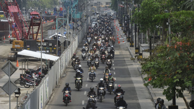 Larangan motor melintasi Thamrin