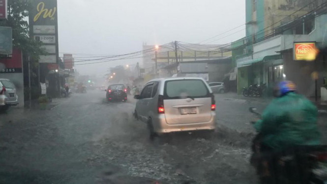 Ilustrasi banjir dan hujan deras