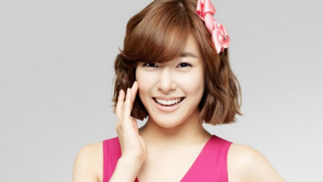 Tiffany SNSD dengan rambut pendek.