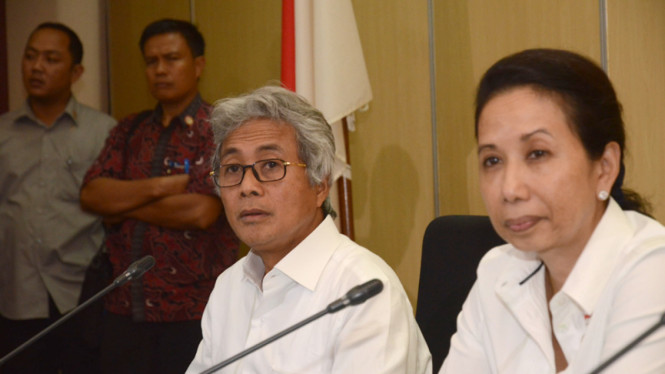 Menteri BUMN Rini Soemarno (kanan)