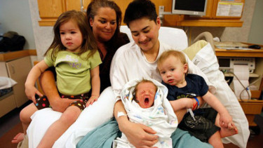 Thomas Trace Beatie dan ketiga anaknya.