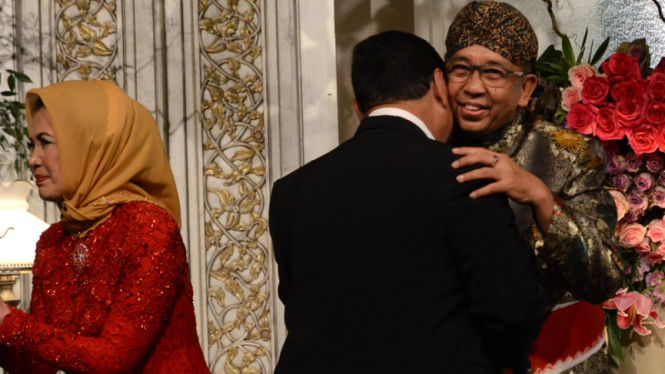 Alex Asmasoebrata di pernikahan putrinya.