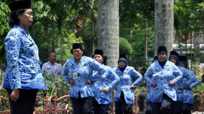 Para Pegawai Negeri Sipil saat menjalani baris-berbaris beberapa waktu lalu. 