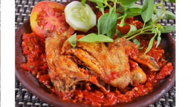 Ayam penyet sambal pedas.