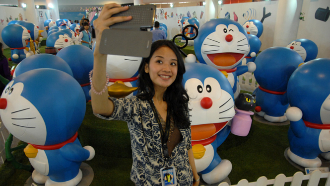 Generasi muda gunakan gadget untuk foto selfie.
