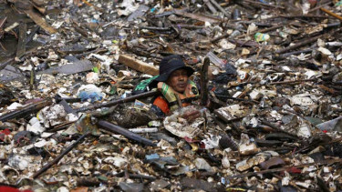 Relawan & TNI Bersihkan Sampah Sungai Ciliwung