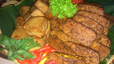 Tahu dan tempe bacem.