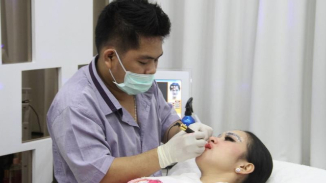 Syahrini Sulam Bibir