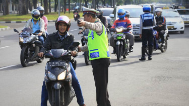 Ilustrasi laranga motor melintas di Jalan Sudirman.
