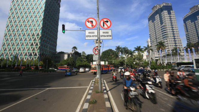 Tanda Larangan Sepeda Motor Melintas di Jalan Protokol di jam-jam tertentu. Mahkamah Agung akhirnya mencabut pembatasan itu.