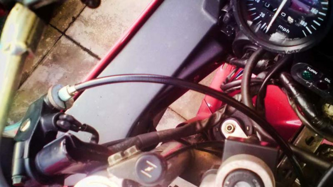 Ilustrasi kabel gas dan kopling di sepeda motor