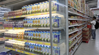 Seorang warga sedang berbelanja di salah satu supermarket di Jakarta.