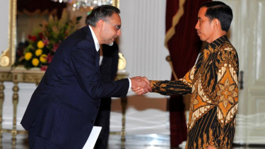Dubes Inggris untuk RI Moazzam Malik dan Presiden Joko Widodo.