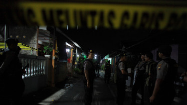 Polisi berjaga-jaga di suatu lokasi penangkapan beberapa waktu lalu. 