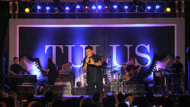 Tulus saat konser di Solo