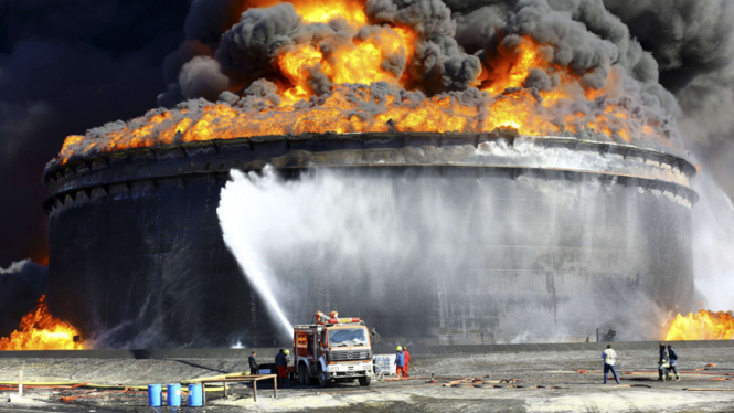 Tangki Penyimpanan Minyak Libya Dihantam Roket