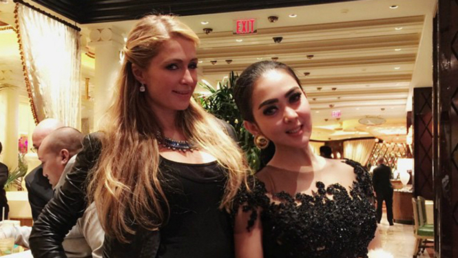 Syahrini dan Paris Hilton.