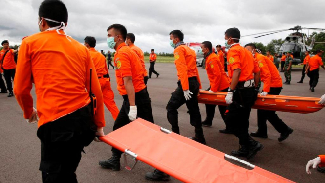 Tim petugas SAR saat bertugas selamatkan korban. 