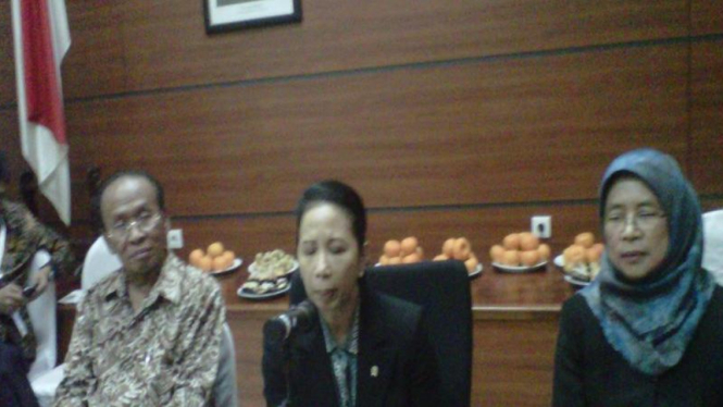 Menteri BUMN, Rini Soemarno (tengah) 