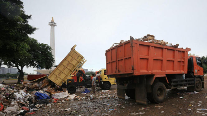 Tumpukan Sampah di Monas.