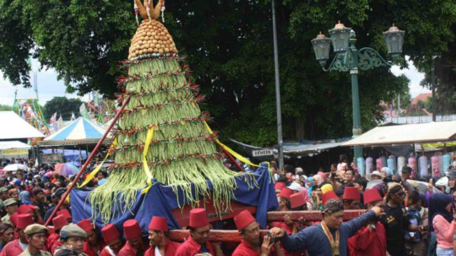 Keraton Yogyakarta menggelar ritual tradisional Grebeg Maulud